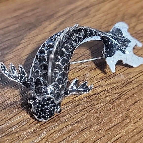 Carp Fish Brooche Red, Green or black. Alloy Rhinestone - Picture 4 of 4